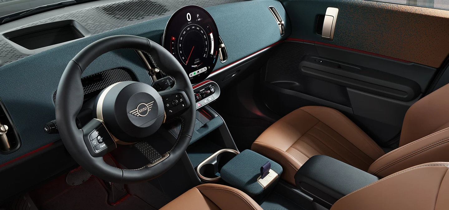 Side interior view of the MINI Countryman with focus on the Dashboard and the steering wheel.