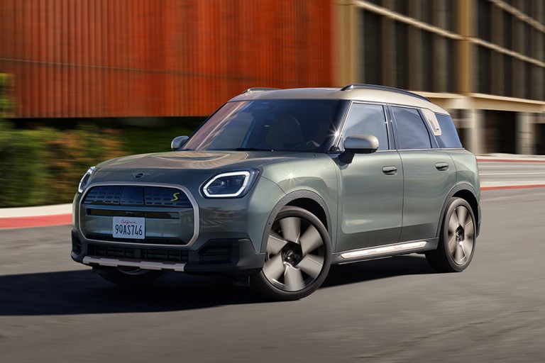 MINI all-electric Countryman - driving experience - driver assistance