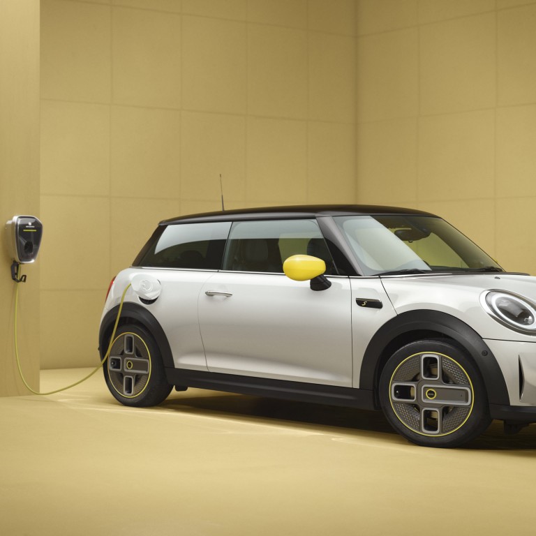 MINI 3-door Cooper SE – all-electric MINI – side view, silver