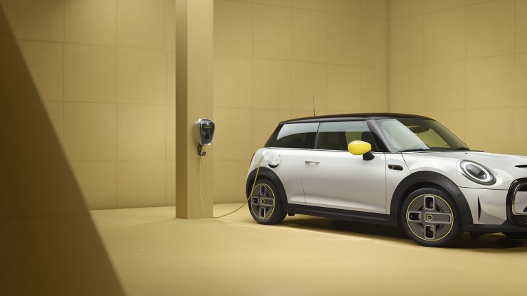MINI 3-door Cooper SE – all-electric MINI – side view, silver
