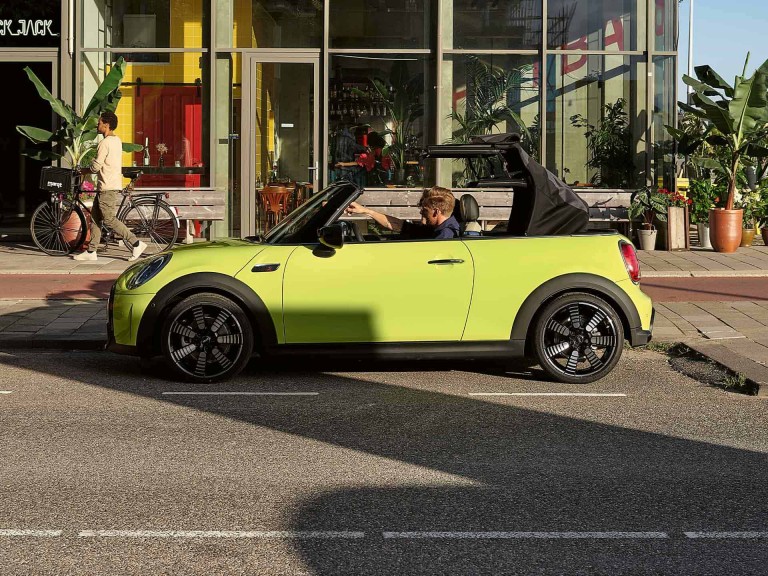 MINI Convertible – side view – soft top roof