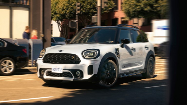 MINI Cooper SE Countryman All4 – front side view silver and black – model comparison